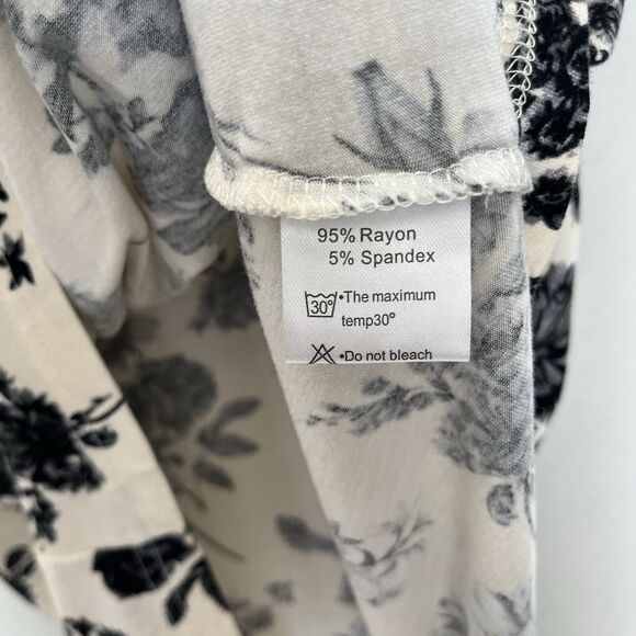 Cathy | Cream & Black Soft Floral Button Short Sleeve V-neck Top Medium Prairie - Picture 4 of 5